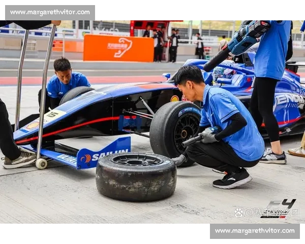 以赛车比赛场地为核心打造全新赛事体验提升竞技水平和观众参与感的全方位规划